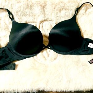 NWT Victoria’s Secret Black Bombshell Bra size 34A.